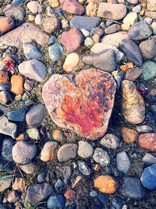  Smaller rocks surround a red, heart-shaped rock